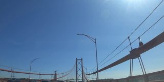 驾车穿过葡萄牙里斯本的25桥