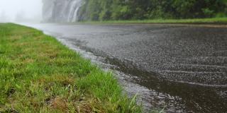 蓝岭公园大道下大雨
