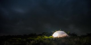 4K TL帐篷在夜间发光