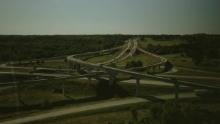 立交桥交通空中立交桥视图晚夏在中西部密苏里州美国公路运输4K视频系列视频素材模板下载