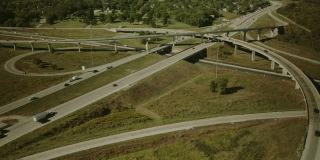 立交桥交通空中立交桥视图晚夏在中西部密苏里州美国公路运输4K视频系列