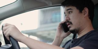 慢动作场景商人开车时使用智能手机与家人或朋友或客户交谈，而在旅途和商业生活理念
