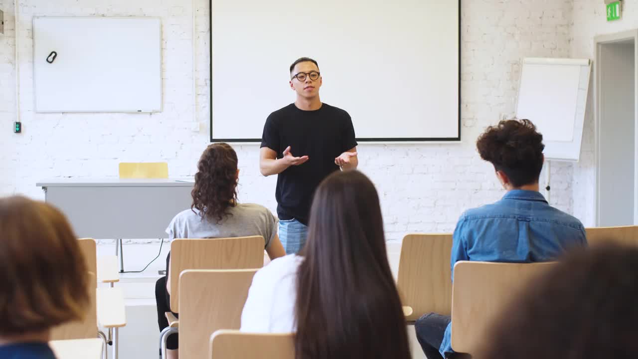 微笑的男学生在教室演讲