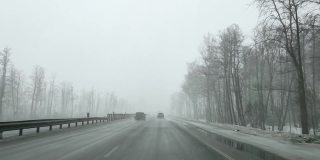 04.03.2021莫斯科。大雪中，俄罗斯高速公路上的汽车挡风玻璃
