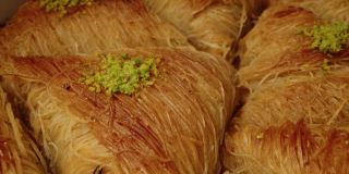 果仁酥饼，传统的土耳其甜点，放在托盘上