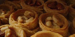 果仁酥饼，传统的土耳其甜点，放在托盘上