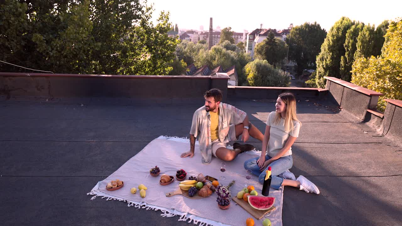 一群年轻人聚在屋顶上野餐。