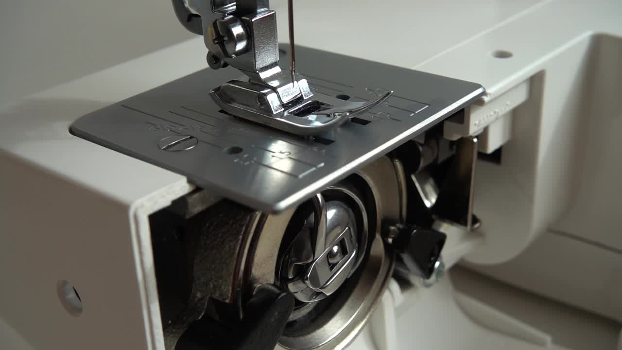 缝纫机的针可以做线迹。缓慢的运动。缝纫机的工作原理。缝纫机的内部部件。