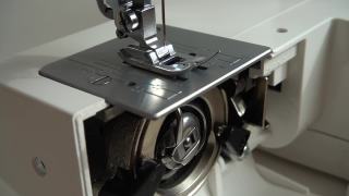 缝纫机的针可以做线迹。缓慢的运动。缝纫机的工作原理。缝纫机的内部部件。视频素材模板下载