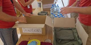 多种族志愿者团体准备罐头食品和衣物捐赠慈善基金会中心