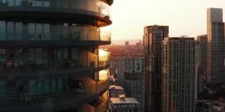 吊起Arena Tower公寓楼周围阳台的画面。由夕阳背光。英国伦敦