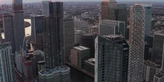 幻灯片和平移镜头的未来城市地区。在日落时分，金丝雀码头的商业中心是高大的办公楼和公寓。英国伦敦