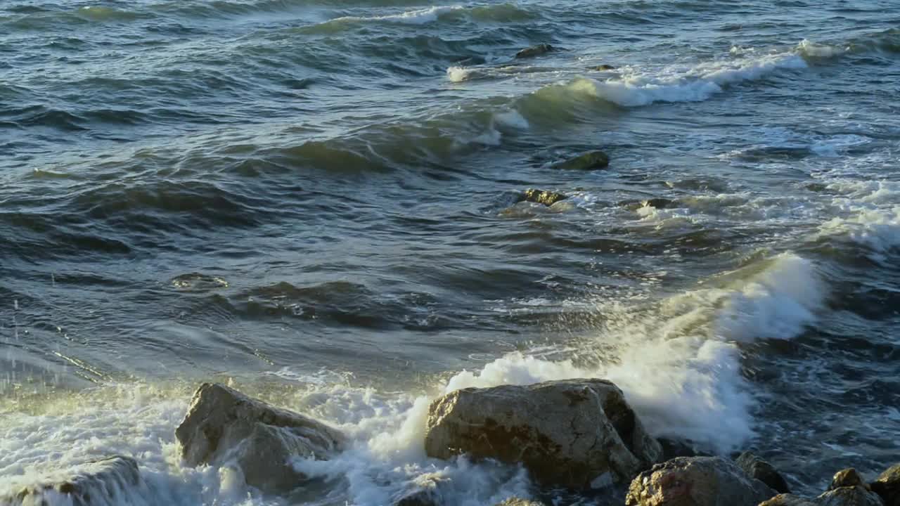 海浪拍打着大石头