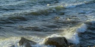 海浪拍打着大石头