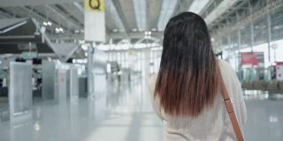 亚洲女旅客在机场，带着行李走过机场办理登机手续，新旅程，旅行假期，跟随后视镜