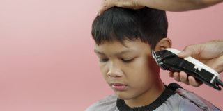 亚洲男孩在家被妈妈剪头发