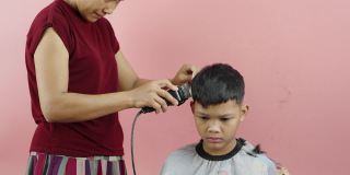 亚洲男孩在家被妈妈剪头发