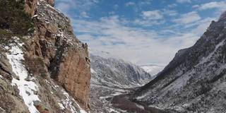 这是初春大雪纷飞的山峡岩石旁的跨度的鸟瞰图。