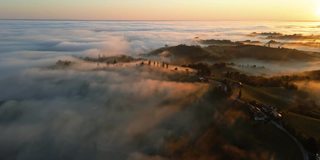 空中晨雾在黎明时漂浮在乡村风景上