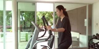 东南亚妇女参加健身班