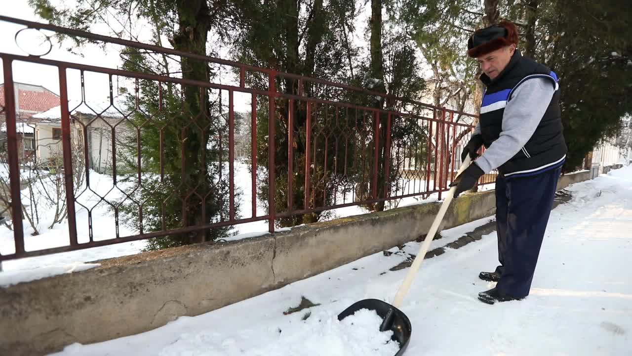 清扫积雪的老人