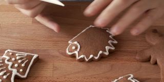 用圆锥体用白色糖霜装饰自制的姜饼圣诞饼干，形状像刺猬