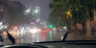 在雨夜开车