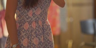 亚洲中国成熟女性裁缝用卷尺测量她的客户的身体尺寸为新的传统服装制作工作室