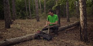 一个徒步旅行者在森林里用干木头建了一个避难所