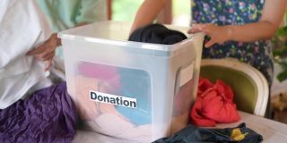 亚洲家庭用捐赠箱准备衣物