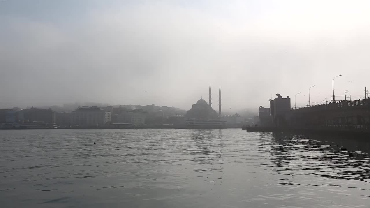 蓝色清真寺剪影和加拉塔桥的伊斯坦布尔与雾天