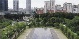 以太阳能电池板为屋顶的电动汽车充电站鸟瞰图
