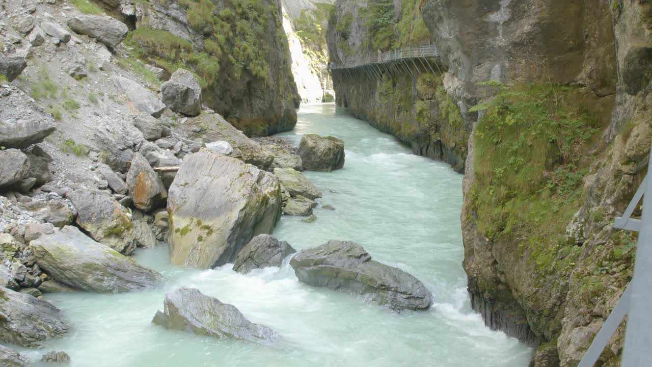 瑞士山区的一条河，阿雷峡谷，阿雷什鲁希特。阿雷河附近的梅林根镇，伯恩斯奥伯兰。