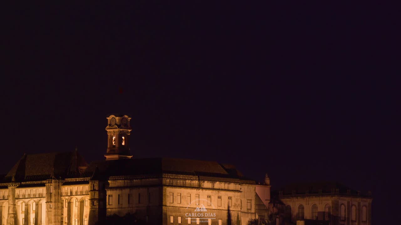 超级月亮升起在科英布拉大学塔，葡萄牙-时间流逝