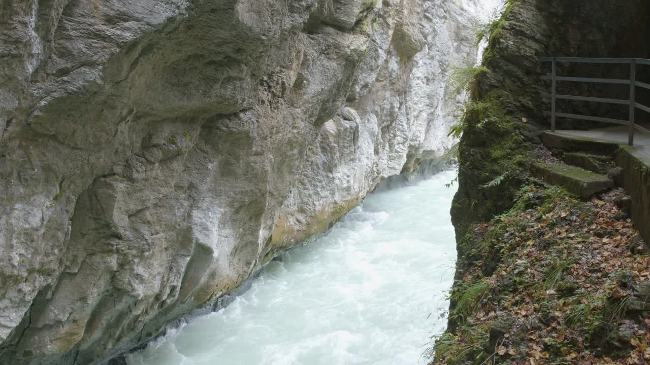 瑞士山区的一条河，阿雷峡谷，阿雷什鲁希特。阿雷河附近的梅林根镇，伯恩斯奥伯兰。
