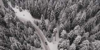 汽车行驶在冬天的乡村道路上