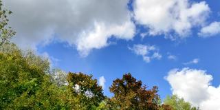 时间流逝的蓝色秋天的天空与云。