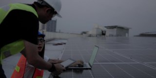 安装完成后，工程师团队对太阳能电池系统进行检查。