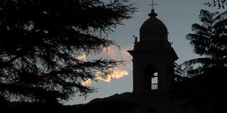 阿根廷萨尔塔省日落时分，卡法亚特圣母教堂的钟楼剪影。