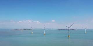一个阳光明媚的日子里，壮观的海上风力发电厂