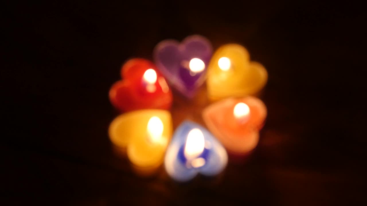 烛光在夜晚燃烧，心形，圣诞快乐，新年快乐。