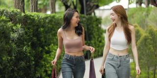 新常态购物，亚洲女人在服装店购物。