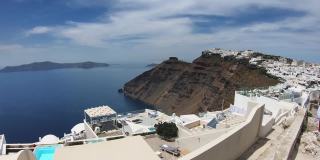 希腊圣托里尼镇菲拉，白色的房子、高高的火山岩和蓝色的大海全景