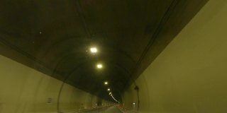 PoV汽车通过隧道