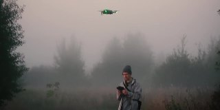 一名男子在清晨的浓雾中发射了一架无人机。