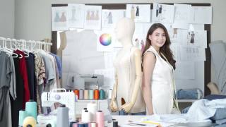 女时装设计师的肖像与双臂交叉在她的工作室视频素材模板下载