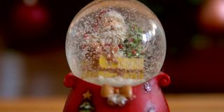 圣诞老人和水晶球里的雪花