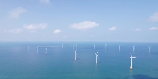 阳光明媚的日子里，无人机拍摄的海上风力发电厂