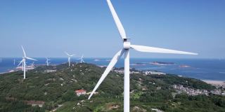在一个阳光明媚的日子里，在岛的顶部安装了风力涡轮机