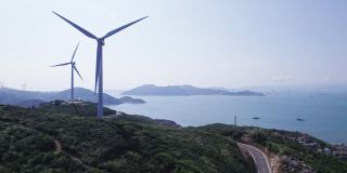 在海边的山顶上安装了风力涡轮机